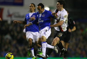 LIVERPOOL, ENGLAND - JANUARY 16:   Landon Donovan of Everton holds off the challenge of Gareth Barry of Manchester City during the Barclays Premier League match between Everton and Manchester City at Goodison Park on January 16, 2010 in Liverpool, England. (Photo by Alex Livesey/Getty Images)