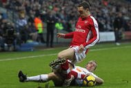 BOLTON, ENGLAND - JANUARY 17:  Kevin Davies of Bolton Wanderers tackles Thomas Vermaelen of Arsenal during the Barclays Premier League match between Bolton Wanderers and Arsenal at the Reebok Stadium on January 17, 2010 in Bolton, England. (Photo by Alex Livesey/Getty Images)