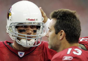 GLENDALE, AZ - OCTOBER 08:  Quarterback Matt Leinart #7 of the Arizona Cardinals gets a pat on the head from quarterback Kurt Warner #13 against the Kansas City Chiefs in the third quarter on October 8, 2006 at University of Phoenix Stadium in Glendale, Arizona. The Chiefs won 23-20.  (Photo by Brian Bahr/Getty Images)