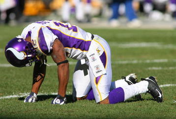 PITTSBURGH - OCTOBER 25:  Percy Harvin #12 of the Minnesota Vikings hangs his head during a break in NFL game action against the Pittsburgh Steelers at Heinz Field on October 25, 2009 in Pittsburgh, Pennsylvania. The Steelers defeated the Vikings 27-17. (Photo by Rick Stewart/Getty Images)