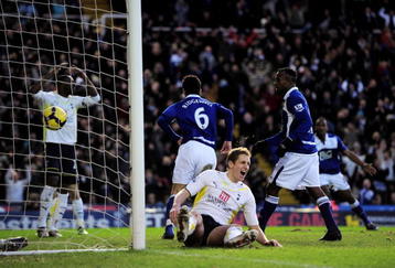 BIRMINGHAM, ENGLAND - JANUARY 30:  Liam Ridgewell of Birmingham City celebrates as Michael Dawson of Tottenham Hotspur looks dejected during the Barclays Premier League match between Birmingham City and Tottenham Hotspur at St. Andrews Stadium on January 30, 2010 in Birmingham, England.  (Photo by Shaun Botterill/Getty Images)