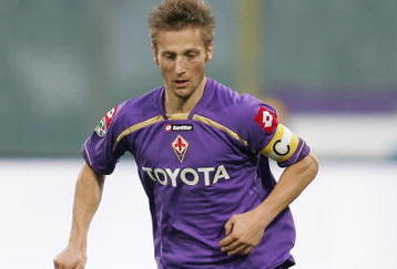 FLORENCE, ITALY - JANUARY 10:  Martin Jorgensen of ACF Fiorentina in action during the Serie A match between Fiorentina and Bari at Stadio Artemio Franchi on January 10, 2010 in Florence, Italy.  (Photo by Gabriele Maltinti/Getty Images)