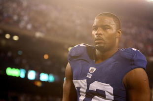 EAST RUTHERFORD, NJ - NOVEMBER 08: Osi Umenyiora #72 of the New York Giants leaves the field after a loss to  the San Diego Chargers at Giants Stadium on November 8, 2009 in East Rutherford, New Jersey.  (Photo by Nick Laham/Getty Images)