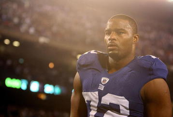 EAST RUTHERFORD, NJ - NOVEMBER 08: Osi Umenyiora #72 of the New York Giants leaves the field after a loss to  the San Diego Chargers at Giants Stadium on November 8, 2009 in East Rutherford, New Jersey.  (Photo by Nick Laham/Getty Images)