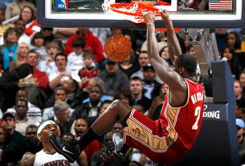 ATLANTA - DECEMBER 29:  J.J. Hickson #21 of the Cleveland Cavaliers dunks against Josh Smith #5 of the Atlanta Hawks at Philips Arena on December 29, 2009 in Atlanta, Georgia.  NOTE TO USER: User expressly acknowledges and agrees that, by downloading and/or using this Photograph, User is consenting to the terms and conditions of the Getty Images License Agreement.  (Photo by Kevin C. Cox/Getty Images)