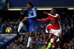 LONDON, ENGLAND - FEBRUARY 07:  Didier Drogba of Chelsea and William Gallas of Arsenal battle for the ball during the Barclays Premier League match between Chelsea and Arsenal at Stamford Bridge on February 7, 2010 in London, England.  (Photo by Paul Gilham/Getty Images)