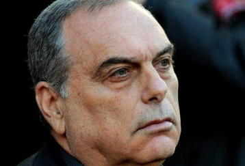 MANCHESTER, ENGLAND - FEBRUARY 06:  Portsmouth manager Avram Grant looks on before the Barclays Premier League match between Manchester United and Portsmouth at Old Trafford on February 6, 2010 in Manchester, England.  (Photo by Michael Regan/Getty Images)