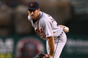 ANAHEIM, CA - AUGUST 24:  Pitcher Justin Verlander #35 of the Detroit Tigers sets to throw a pitch against the Los Angeles Angels of Anaheim on August 24, 2009 at Angel Stadium in Anaheim, California.  (Photo by Stephen Dunn/Getty Images)