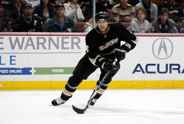ANAHEIM, CA - NOVEMBER 29:  Teemu Selanne #8 of the Anaheim Ducks skates against the Phoenix Coyotes at the Honda Center on November 29, 2009 in Anaheim, California.  (Photo by Jeff Gross/Getty Images)