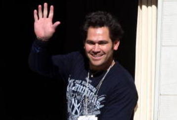 NEW YORK - NOVEMBER 06:  Johnny Damon #18 of the New York Yankees waves to the crowd during the New York Yankees World Series Victory Celebration at City Hall on November 6, 2009 in New York, New York.  (Photo by Jim McIsaac/Getty Images)