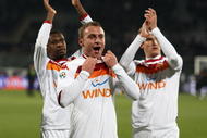 FLORENCE, ITALY - FEBRUARY 07:  Daniele De Rossi(C) with his teammates of AS Roma celebrates the victory after the Serie A match between Fiorentina and Roma at Stadio Artemio Franchi on February 7, 2010 in Florence, Italy.  (Photo by Paolo Bruno/Getty Images)