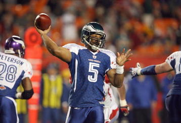 MIAMI GARDENS, FL - JANUARY 31: Quarterback Donovan McNabb #5 of the Philadelphia Eagles passes the ball during the 2010 AFC-NFC Pro Bowl at Sun Life Stadium on January 31, 2010 in Miami Gardens, Florida. (Photo by Doug Benc/Getty Images)