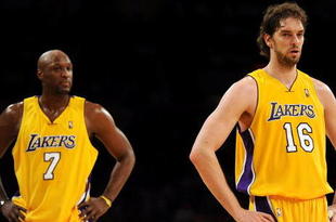 LOS ANGELES, CA - NOVEMBER 19:  (L-R) Lamar Odom #7 and Pau Gasol #16 of the Los Angeles Lakers stand on the court during the game against the Chicago Bulls on November 19, 2009 at Staples Center in Los Angeles, California.  NOTE TO USER: User expressly acknowledges and agrees that, by downloading and/or using this Photograph, User is consenting to the terms and conditions of the Getty Images License Agreement.   (Photo by Harry How/Getty Images)