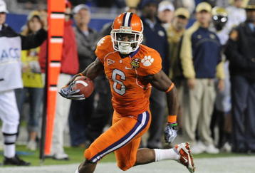 TAMPA, FL - DECEMBER 5: Wide receiver Jacoby Ford #6 of the Clemson Tigers rushes upfield with a first-quarter pass against the Georgia Tech Yellow Jackets in the 2009 ACC Football Championship Game December 5, 2009 at Raymond James Stadium in Tampa, Florida.  (Photo by Al Messerschmidt/Getty Images)