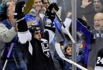 LOS ANGELES, CA - FEBRUARY 04:  Anze Kopitar #11 of the Los Angeles Kings celebrates his power-play goal against the Anaheim Ducks during the third period of the NHL hockey game on February 4, 2010 in Los Angeles, California. Los Angeles Kings tied a franchise record with their eighth straight victory after defeating the Anaheim Ducks  6-4.  (Photo by Kevork Djansezian/Getty Images)