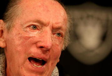 ALAMEDA, CA - SEPTEMBER 30:  Oakland Raiders owner Al Davis speaks during a press conference to announce the firing of head coach Lane Kiffin of the Oakland Raiders at thier training facility on Septemer 30, 2008 in Alameda, California.  (Photo by Jed Jacobsohn/Getty Images)