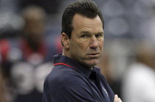 HOUSTON - DECEMBER 13:  Houston Texans head coach Gary Kubiak looks during pre-game warmups against the Seattle Seahawks at Reliant Stadium on December 13, 2009 in Houston, Texas.  (Photo by Bob Levey/Getty Images)