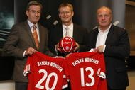 MUNICH, GERMANY - NOVEMBER 17: Henning Stiegenroth (C), Head of sports marketing of Deutsche Telekom AG, Uli Hoeness (R), manager of FC Bayern Muenchen and Karl Hopfner, CFO of FC Bayern Muenchen pose for a photo after a press conference on November 17, 2009 in Munich, Germany. Deutsche Telekom and FC Bayern Muenchen  announce their contract extension until 2013.   (Photo by Deutsche Telekom AG via Getty Images)