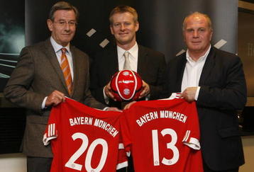 MUNICH, GERMANY - NOVEMBER 17: Henning Stiegenroth (C), Head of sports marketing of Deutsche Telekom AG, Uli Hoeness (R), manager of FC Bayern Muenchen and Karl Hopfner, CFO of FC Bayern Muenchen pose for a photo after a press conference on November 17, 2009 in Munich, Germany. Deutsche Telekom and FC Bayern Muenchen  announce their contract extension until 2013.   (Photo by Deutsche Telekom AG via Getty Images)
