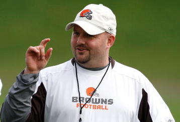 BEREA, OH - MAY 02: Offensive coordinator Brian Daboll of the Cleveland Browns talks with a player during rookie mini camp at the Cleveland Browns Training and Administrative Complex on May 2, 2009 in Berea, Ohio.  (Photo by Gregory Shamus/Getty Images)
