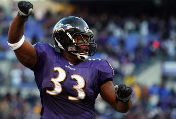 BALTIMORE - NOVEMBER 23:  LeRon McClain #33 of the Baltimore Ravens celebrates his touchdown against the Philadelphia Eagles on November 23, 2008 at M&T Bank Stadium in Baltimore, Maryland. The Ravens defeated the Eagles 36-7.  (Photo by Jim McIsaac/Getty Images)