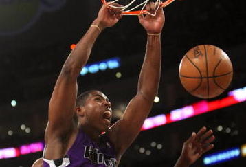LOS ANGELES, CA - DECEMBER 12:  Jason Thompson #34 of the Sacramento Kings dunks against the Los Angeles Lakers on December 12, 2008 at Staples Center in Los Angeles, California.  The Lakers won 112-103.   NOTE TO USER: User expressly acknowledges and agrees that, by downloading and/or using this Photograph, user is consenting to the terms and conditions of the Getty Images License Agreement.  (Photo by Stephen Dunn/Getty Images)