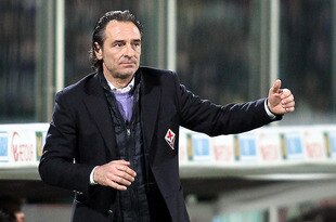 FLORENCE, ITALY - MARCH 06:  Fiorentina head coach Cesare Prandelli gestures during the Serie A match between at ACF Fiorentina and Juventus FC at Stadio Artemio Franchi on March 6, 2010 in Florence, Italy.  (Photo by Gabriele Maltinti/Getty Images)