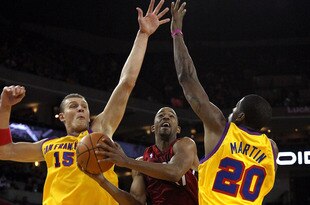 OAKLAND, CA - JANUARY 13:  Rafer Alston #11 of the Miami Heat shoots against Cartier Martin #20 and Andris Biedrins #15 of the Golden State Warriors during an NBA game at Oracle Arena on January 13, 2010 in Oakland, California.  NOTE TO USER: User expressly acknowledges and agrees that, by downloading and/or using this Photograph, user is consenting to the terms and conditions of the Getty Images License Agreement.  (Photo by Jed Jacobsohn/Getty Images)