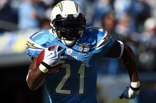 SAN DIEGO, CA - NOVEMBER 29:  Runningback LaDainian Tomlinson #21 of the San Diego Chargers runs the ball against the Kansas City Chiefs during the NFL game on November 29, 2009 at Qualcomm Stadium in San Diego, California.  (Photo by Donald Miralle/Getty Images)