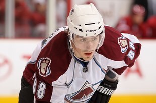 GLENDALE, AZ - MARCH 04:  Peter Mueller #88 of the Colorado Avalanche in action during the NHL game against the Phoenix Coyotes at Jobing.com Arena on March 4, 2010 in Glendale, Arizona.  The Coyotes defeated the Avalanche 3-1.  (Photo by Christian Petersen/Getty Images)