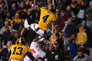 BERKELEY, CA - NOVEMBER 07:  Jahvid Best #4 of the California Golden Bears jumps into the endzone for a touchdown against the Oregon State Beavers at California Memorial Stadium on November 7, 2009 in Berkeley, California.  (Photo by Jed Jacobsohn/Getty Images)