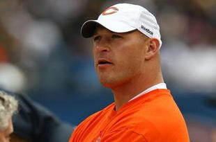 CHICAGO - OCTOBER 04: Injured linebacker Brian Urlacher of the Chicago Bears watches as his teammates take on the Detroit Lions on October 4, 2009 at Soldier Field in Chicago, Illinois. The Bears defeated the Lions 48-24. (Photo by Jonathan Daniel/Getty Images)
