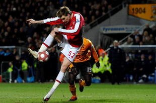 HULL, ENGLAND - MARCH 13:  Nicklas Bendtner of Arsenal scores the 2nd goal during the Barclays Premier League match between Hull City and Arsenal at KC Stadium on March 13, 2010 in Hull, England.  (Photo by Laurence Griffiths/Getty Images)