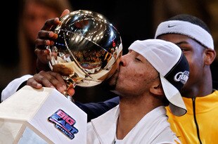 NEW YORK - MARCH 13:  Da'Sean Butler #1 of the West Virginia Mountaineers kisses the championship trophy after defeating the Georgetown Hoyas during the championship of the 2010 NCAA Big East Tournament at Madison Square Garden on March 13, 2010 in New York City.  (Photo by Michael Heiman/Getty Images)
