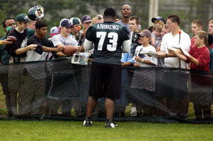 BETHLEHEM, PA - JULY 30:  Shawn Andrews #73 of the Philadelphia Eagles stops to sign autographs for fans after practice on July 30, 2004 at Lehigh University in Bethlehem, Pennsylvania.  (Photo by Greg Fiume/Getty Images)