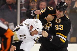 BOSTON - MARCH 18: Mike Rupp #17 of the Pittsburgh Penguins fights with Zdeno Cara #33 of the Boston Bruins at the TD Garden on March 18, 2010 in Boston, Massachusetts. (Photo by Bruce Bennett/Getty Images)