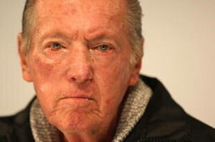 ALAMEDA, CA - SEPTEMBER 30:  Oakland Raiders owner Al Davis speaks during a press conference to announce the firing of head coach Lane Kiffin of the Oakland Raiders at thier training facility on Septemer 30, 2008 in Alameda, California.  (Photo by Jed Jacobsohn/Getty Images)