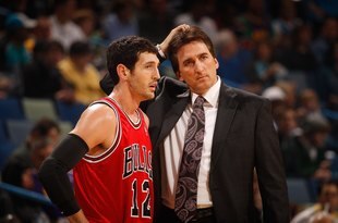 NEW ORLEANS - JANUARY 29:  Head coach Vinny Del Negro and Kirk Hinrich #12 of the Chicago Bulls during the game against the New Orleans Hornets at the New Orleans Arena on January 29, 2010 in New Orleans, Louisiana.   NOTE TO USER: User expressly acknowledges and agrees that, by downloading and/or using this Photograph, User is consenting to the terms and conditions of the Getty Images License Agreement.  (Photo by Chris Graythen/Getty Images)