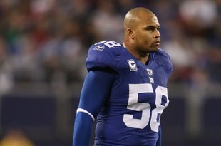 EAST RUTHERFORD, NJ - NOVEMBER 8: Antonio Pierce #58 of the New York Giants walks from the field against the San Diego Chargers at Giants Stadium on November 8, 2009 in East Rutherford, New Jersey. The Chargers defeated the Giants 21-20.  (Photo by Nick Laham/Getty Images)