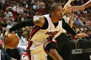 MIAMI - OCTOBER 28:  Michael Beasley #30 of the Miami Heat drives to the basket against the New York Knicks at AmericanAirlines Arena on October 28, 2009 in Miami, Florida. NOTE TO USER: User expressly acknowledges and agrees that, by downloading and/or using this Photograph, user is consenting to the terms and conditions of the Getty Images License Agreement.  (Photo by Doug Benc/Getty Images)