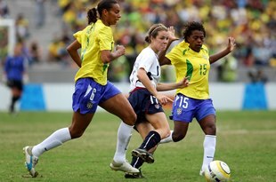 RIO DE JANIERO, BRAZIL - JULY 26:  Kelley O'Hara #17 of the United States of America gets caught between Rosana Augusto #6 and Andreia Santos #15 of Brazil during the first half of the Women's Gold Medal Match at the 2007 XV Pan American Games at Maracana Stadium on July 26, 2007 in Rio de Janeiro, Brazil.  (Photo by Harry How/Getty Images)