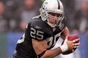 OAKLAND, CA - DECEMBER 13:  Justin Fargas #25 of the Oakland Raiders runs with the ball during their game against the Washington Redskins at Oakland-Alameda County Coliseum on December 13, 2009 in Oakland, California.  (Photo by Ezra Shaw/Getty Images)