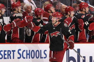 GLENDALE, AZ - MARCH 20:  Lee Stempniak #22 of the Phoenix Coyotes celebrates with teammates on the bench after scoring a third period goal against the Chicago Blackhawks during the NHL game at Jobing.com Arena on March 20, 2010 in Glendale, Arizona.  The Coyotes defeated the Blackhawks 5-4 in an overtime shootout.  (Photo by Christian Petersen/Getty Images)