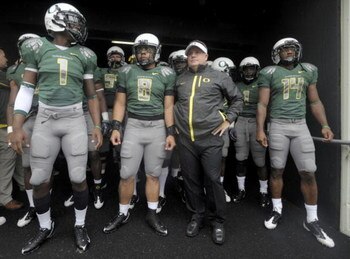 EUGENE, OR - SEPTEMBER 19: Darron Thomas #1, Jeremiah Masoli #8, head coach Chip Kelly and Javes Lewis #14 of the Oregon Ducks wait in the tunnel to be introduced before the start of the game against the Utah Utes at Autzen Stadium on September 19, 2009 i