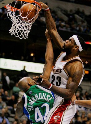 Lebronjamesdunk_display_image