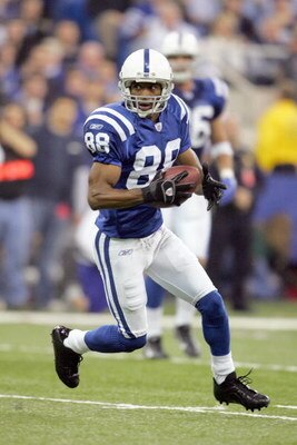 INDIANAPOLIS - DECEMBER 18: Marvin Harrison #88 of the Indianapolis Colts carries the ball during the game against the Cincinnati Bengals at the RCA Dome on December 18, 2006 in Indianapolis, Indiana. (Photo by Andy Lyons/Getty Images)