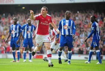 LONDON, ENGLAND - SEPTEMBER 19:  Thomas Vermaelen of Arsenal celebrates his goal during the Barclays Premier League match between Arsenal and Wigan Athletic at the Emirates Stadium on September 19, 2009 in London, England.  (Photo by Clive Mason/Getty Ima