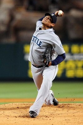 ANAHEIM, CA - SEPTEMBER 08: Felix Hernandez #34 of the Seattle Mariners pitches against the Los Angeles Angels of Aneheim on September 8, 2009 at Angel Stadium in Anaheim, California.  (Photo by Jacob de Golish/Getty Images)