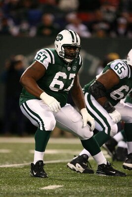 EAST RUTHERFORD, NJ - DECEMBER 28:  Damien Woody #67 of The New York Jets in action against The Miami Dolphins during their game on December 28, 2008 at Giants Stadium in East Rutherford, New Jersey.  (Photo by Al Bello/Getty Images)