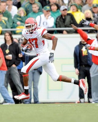 EUGENE, OR - SEPTEMBER 19: Robert Johnson #17 of the Utah Utes heads to the end zone with a fumble recovery for a touchdown in the third quarter of the game at Autzen Stadium on September 19, 2009 in Eugene, Oregon. Oregon won the game 31-24. (Photo by St